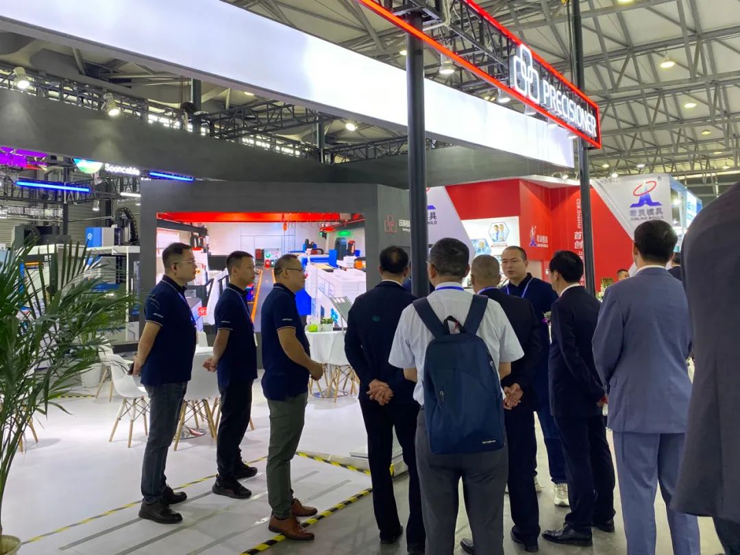 Exhibition parade guests came to Precisioner’s booth for exchange. 