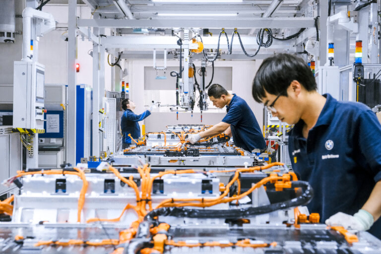 China's manufacturing sector sustains recovery momentum with rising expectations